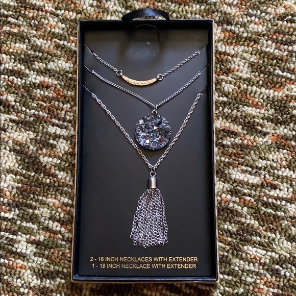 Jewelry - 🔴3 for $10 - Necklace set